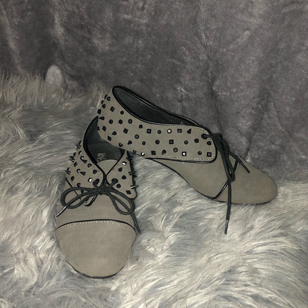Grey studded Volcom flats 🤘🏻